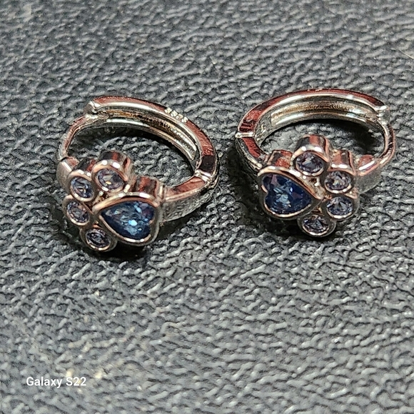 925 Silver Cat or Dog Paw Earrings Blue Zircon Paw Print Regular/Cartridge NWT - Picture 2 of 5